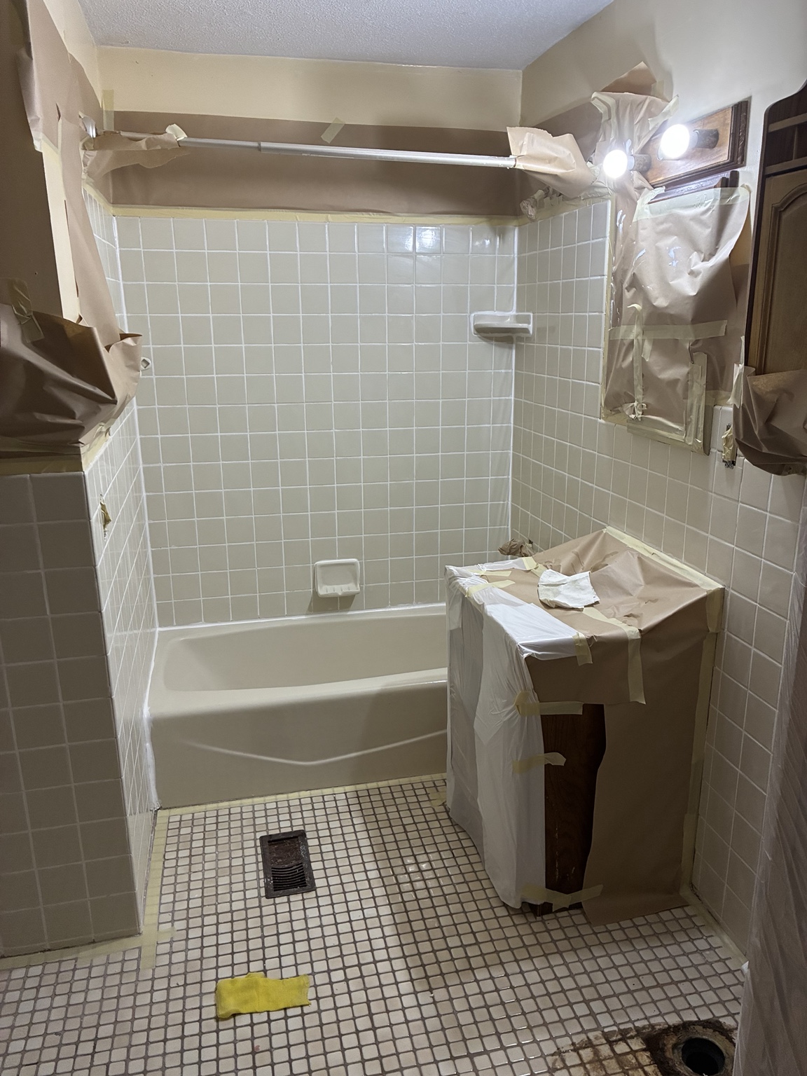 Bathroom bathtub and tile before professional refinishing
